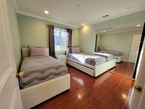 3 bedroom apartment near MrC with patio area 5 minutes to Rodeo Drive in Los Angeles, USA