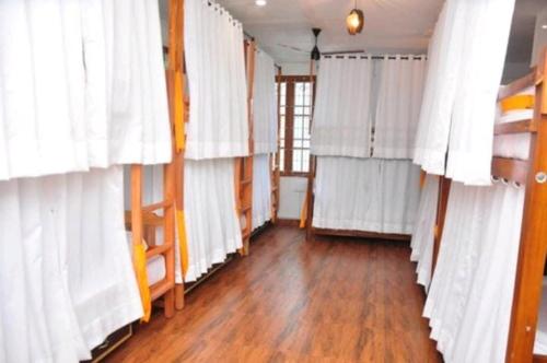 Mixed Dormitory Room image 3