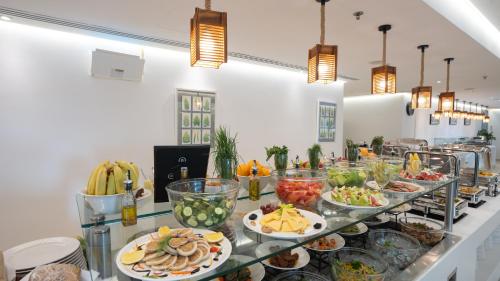 Restaurant, Ramada Hotel & Suites By Wyndham Dubai JBR in Dubai