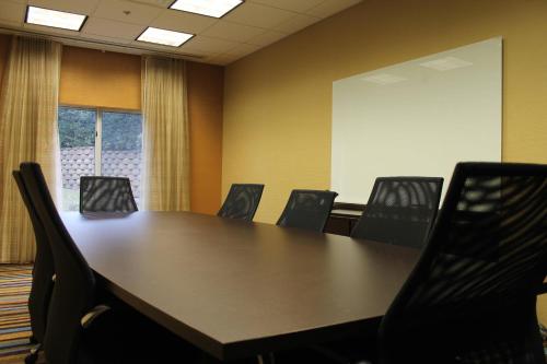 Fairfield Inn & Suites Frankfort - image 8