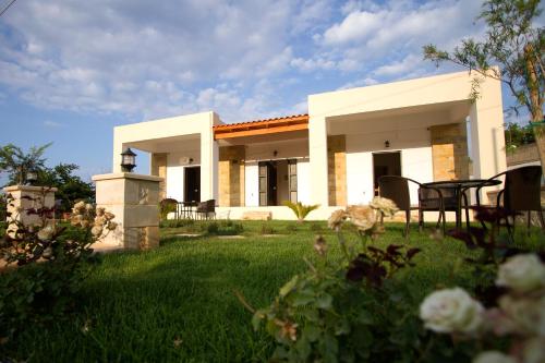 Agarathos Traditional Rooms with Pool