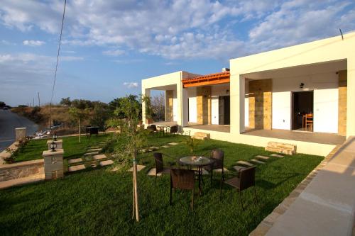 Agarathos Traditional Rooms with Pool