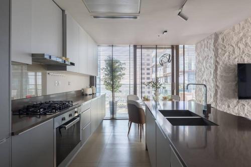 Elegant 2BR Luxury Furnished in Marina Gate 2, Dubai (photo 6)