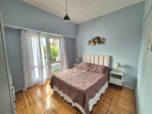 Habitación con balcón y baño privado en Centro de Montevideo