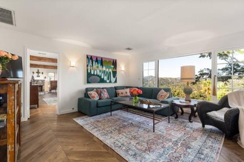 Comoditats, Spacious 3BR 2BA House in Topanga with Nature Views and Modern Amenities in Malibu