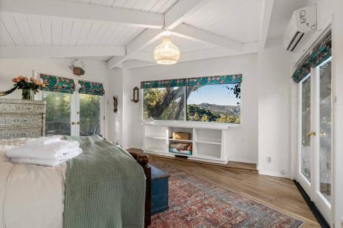 Spacious 3BR 2BA House in Topanga with Nature Views and Modern Amenities in Malibu