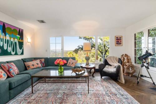Spacious 3BR 2BA House in Topanga with Nature Views and Modern Amenities in Topanga, USA