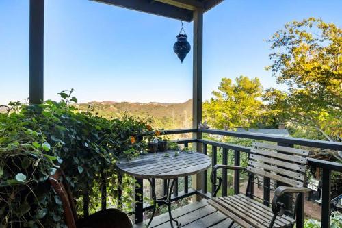 Comoditats, Spacious 3BR 2BA House in Topanga with Nature Views and Modern Amenities in Malibu