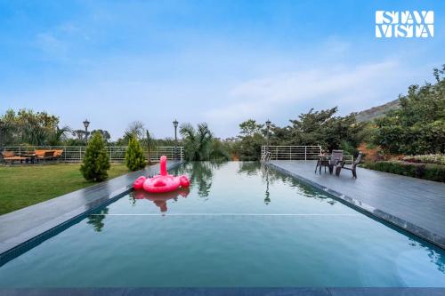 StayVista at Banyan Nirvana Villa with Pool, Bonfire & Lawn