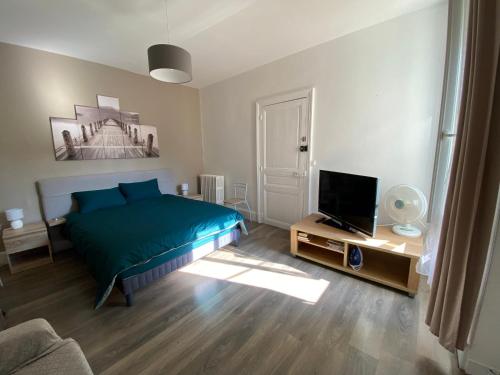 1 queen bed, 1 sofa bed