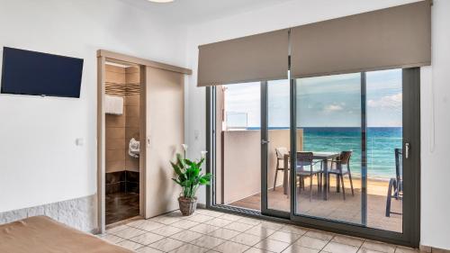 Almare Beach Hotel - image 5