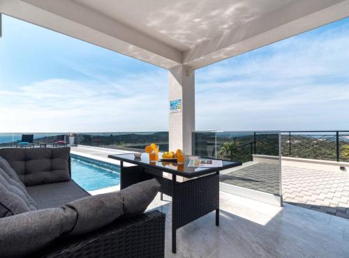 Kilátás, Luminous Infinity Villa with Pool and Gym in Dvornica