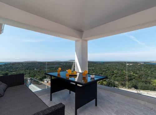 Kilátás, Luminous Infinity Villa with Pool and Gym in Dvornica