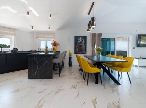 Létesítmények, Luminous Infinity Villa with Pool and Gym in Dvornica