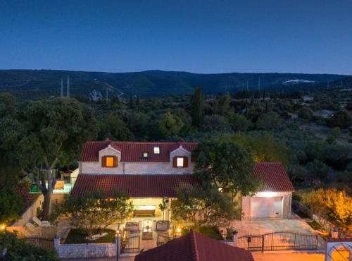 Peaceful Island Haven with Pool, BBQ & Games Area