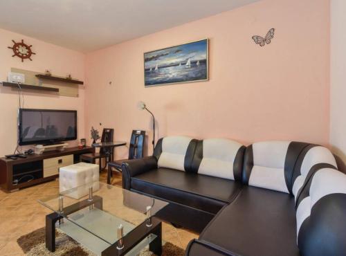 Peaceful Island Haven with Pool, BBQ & Games Area