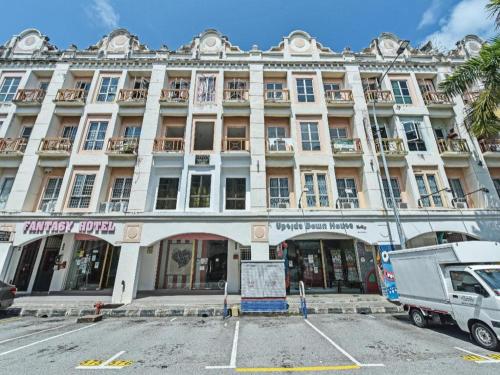 SPOT ON 90795 HungryBedz Youth Hostel