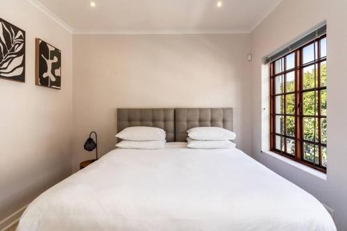 Cape Azure Oasis - Sea Point retreat with hot tub - Tap to explore photos