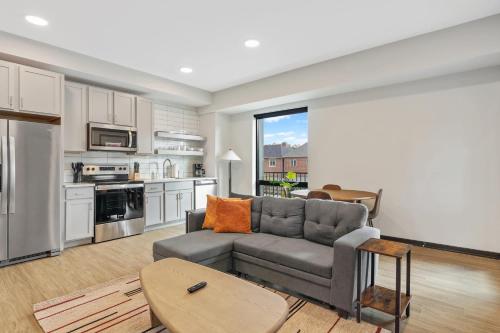 CozySuites Mass with parking lounge & roof deck #32