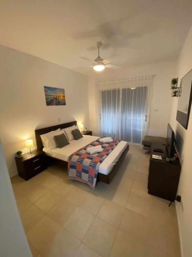 Beautiful Garden Apartment in 曼德里亞