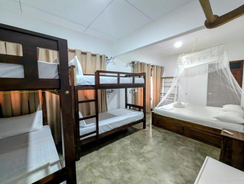 1 queen bed, 4 bunk beds
