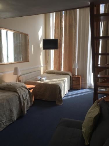 2 double beds, 1 twin bed