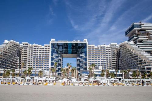 Vacationer Holiday Homes I Stunning 1 Bedroom with Sea View I Iconic FIVE Palm, Дубай (фото 3)
