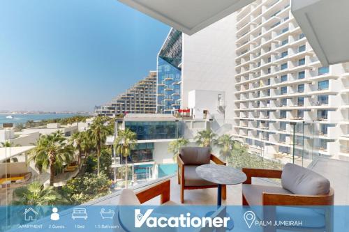 Vacationer Holiday Homes I Stunning 1 Bedroom with Sea View I Iconic FIVE Palm, Dubaj