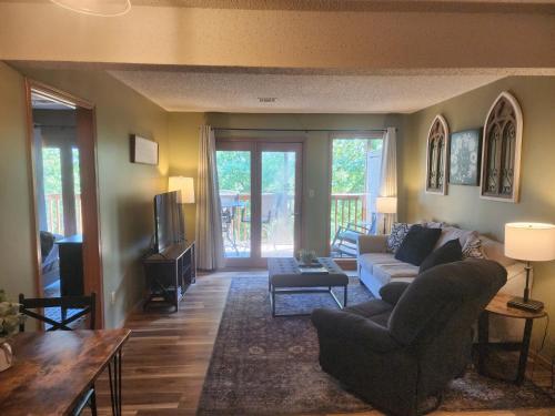 Circle Retreat-Walk-in-Near SDC and TRL-Free Attraction Tickets-2 Pools in Reeds Spring, USA
