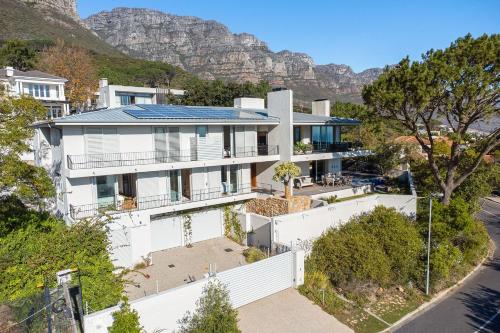 Five-Bedroom House image 4
