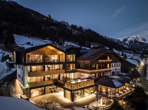 Ladinia Dolomites View - Adults Only - 숙소 외관