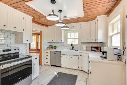 Bright Home 5 Mi to Kauffman and Arrowhead Stadiums in Independence, USA