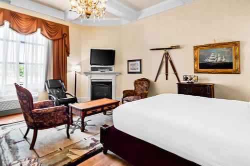 King Room with Jetted Tub and Fireplace