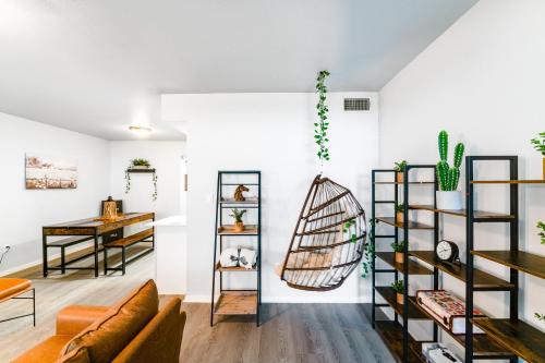 Bright Apt with Pool Access 9 Mi to Downtown Dallas in Dallas, USA