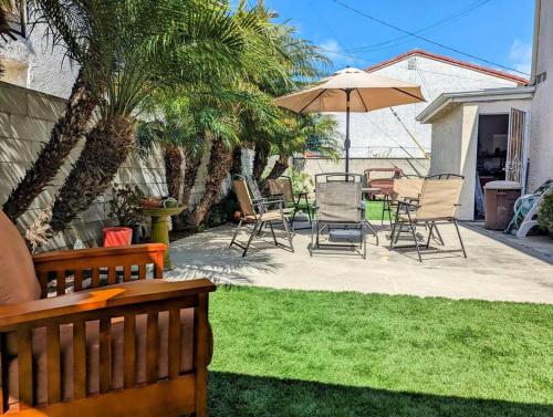 5 Minutes to South Bay Beaches! Private 2 bedroom 2 bath 2 level home with patio Excellent value! in Torrance, USA