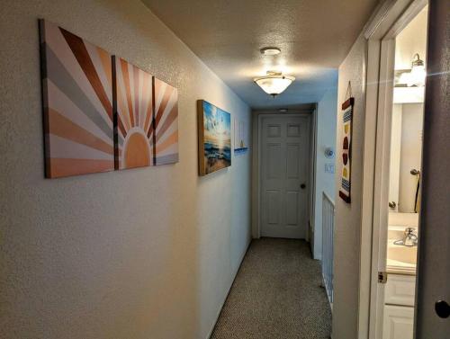 5 Minutes to South Bay Beaches! Private 2 bedroom 2 bath 2 level home with patio Excellent value! in Torrance, USA