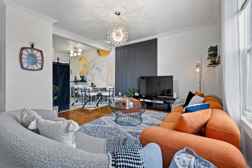 Large Luxury Home with Game room & Backyard near NYC with parking, Джерси-Сити
