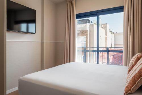 Double Room with Balcony image 4