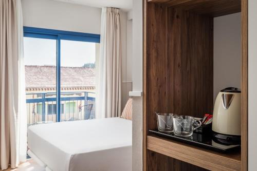 Double Room with Balcony image 5