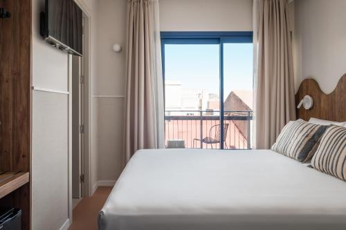 Double Room with Balcony image 10