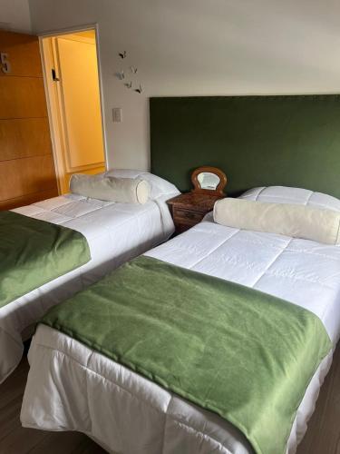 1 queen bed, 2 twin beds