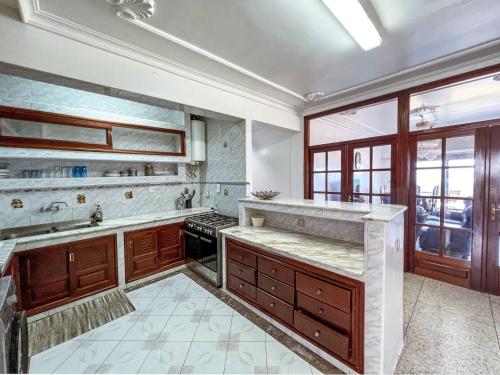 Best Cozy 3Bedroom apartment with front ocean-view - image 3