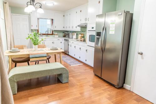 Amazing Deal Off I-40 By RTP-Duke-RDU with hot tub in Durham, USA