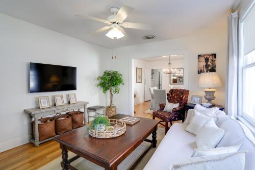 4 Mi to Dtwn Baton Rouge Bungalow with Private Yard in Baton Rouge, USA