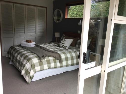 Self contained and private room in Halfway Bush