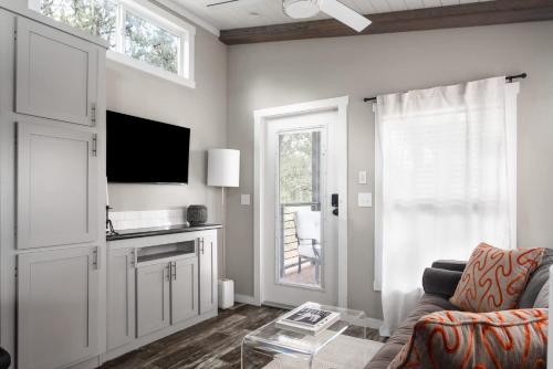 Tiny Home at Dreamland with Loft - Near Austin in Dripping Springs, USA