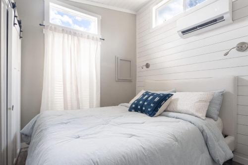 Tiny Home at Dreamland with Loft - Near Austin in Dripping Springs, USA