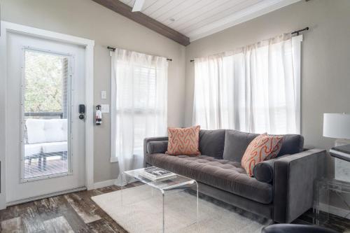 Tiny Home at Dreamland with Loft - Near Austin in Dripping Springs, USA