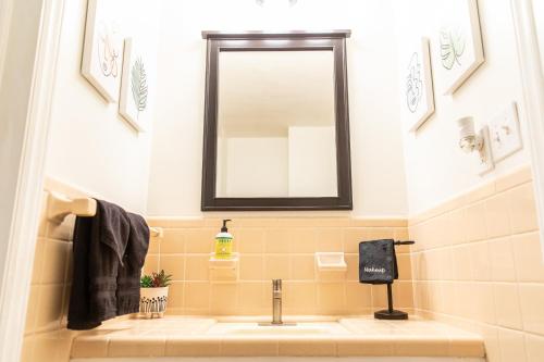 Amazing Deal Off I-40 By RTP-Duke-RDU with hot tub in Durham, USA