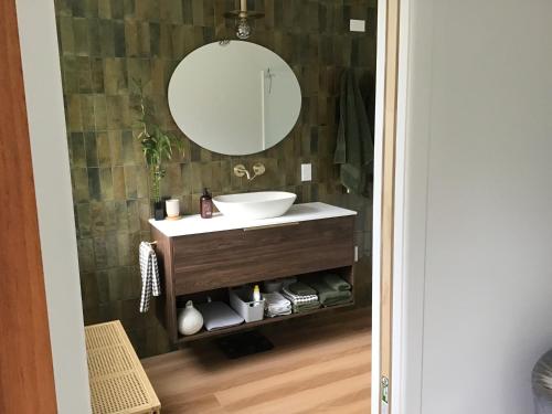 Self contained and private room in Halfway Bush